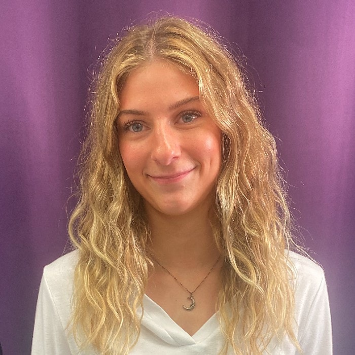 Portrait of Elle Roberts